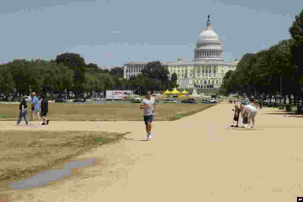 民众在高温下练习跑步