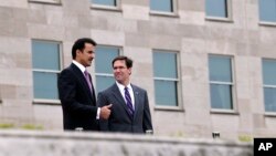 Quyền Bộ trưởng Quốc phòng Mỹ Mark Esper (phải) tiếp vua Qatar Sheikh Tamim bin Hamad Al Thani tại Ngũ Giác Đài ngày 8/7/2019.