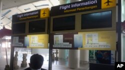 Layar informasi jadwal penerbangan terlihat kosong di Bandara Internasional Ngurah Rai, Bali, Kamis, 14 Oktober 2021. (AP Photo/Firdia Lisnawati)