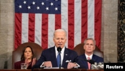 Joe Biden ladeado pela vice presidene Kamala Harris e por Kevin McCarthy