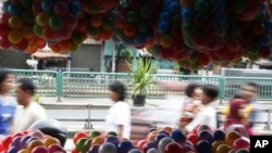 Cheap toys imported from China are displayed in a makeshift market in Jakarta, 15, Jan. 2010. Southeast Asian countries will not delay implementing a free-trade zone with China that has drawn fire from some industry groups.