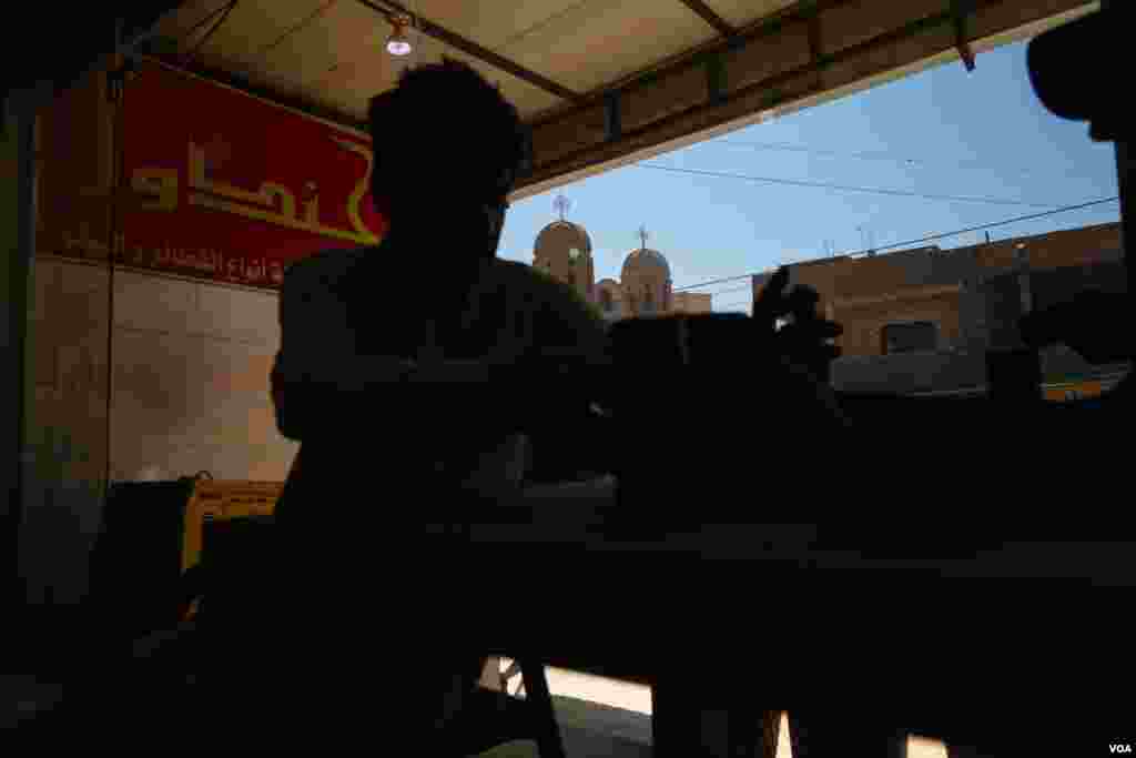 A man eats in downtown Hasakah near the Panorama Prison, where most of the men accused of being IS fighters have been kept since 2019, Oct. 7, 2024. (Yan Boechat/VOA) 