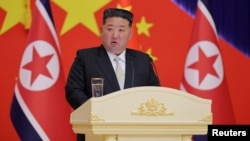 김정은 북한 국무위원장이 8일 평양에서 연설하고 있다.