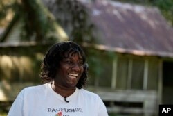 Sallie Ann Robinson dari Pulau Daufuskie saat diwawancarai oleh Associated Press di Pulau Daufuskie, 13 September 2023. (Foto: Brynn Anderson/AP Photo)