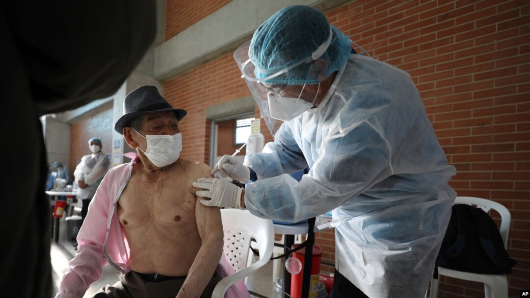Un hombre recibe su primera inyección de la vacuna Sinovac COVID-19 de China durante un programa de vacunación prioritaria para personas mayores en Bogotá, Colombia, el martes 9 de marzo de 2021.