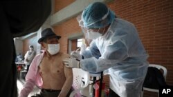 Un hombre recibe su primera inyección de la vacuna Sinovac COVID-19 de China durante un programa de vacunación prioritaria para personas mayores en Bogotá, Colombia, el martes 9 de marzo de 2021.