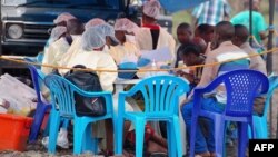 Petugas medis melakukan vaksinasi Ebola di kota Goma, Kongo (foto: dok). 