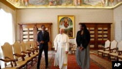 Le président rwandais Paul Kagame et sa femme Jeannette Kagame au Vatican avec le pape François, Rome, le 20 mars 2017.