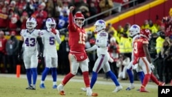 Patrick Mahomes (15), quarterback de los Chiefs de Kansas City, celebra después de lanzar un pase durante la segunda mitad del Juego de Campeonato de la Conferencia Americana en contra de los Bills de Buffalo, el 26 de enero de 2025, en Kansas City, Missouri.