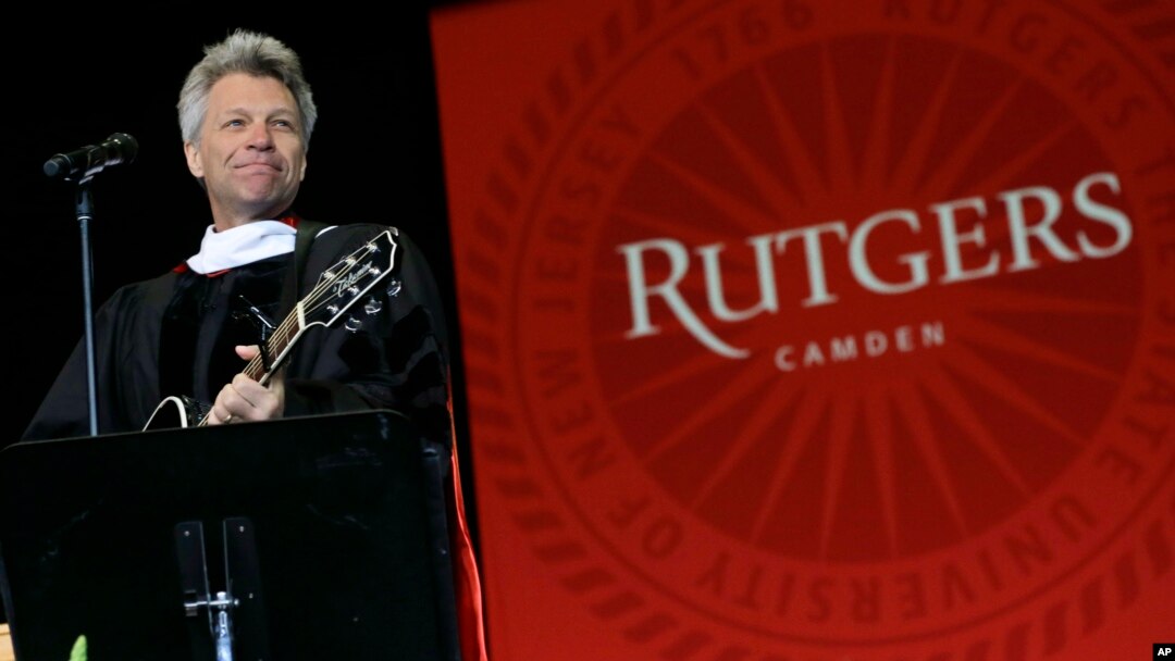 Bintang rock dan filantropis Jon Bon Jovi tampil di acara kelulusan Rutgers University-Camden (21/5) di Camden, New Jersey. (AP/Mel Evans)