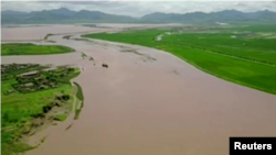 북한 관영매체들이 지난 7일 폭우로 물에 잠긴 은파군의 모습을 촬영한 영상을 공개했다.