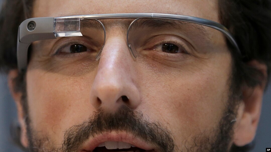 "Google Glass" ko'zoynagini birinchi bo'lib kompaniya asoschilaridan biri Sergey Brin sinab ko'rgan. 