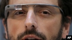 "Google Glass" ko'zoynagini birinchi bo'lib kompaniya asoschilaridan biri Sergey Brin sinab ko'rgan. 