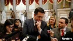 Le représentant républicain Devin Nunes échange avec les journalistes à la Chambres des représentants, à Washington D.C., le 15 octobre 2013.