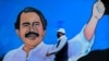 Un hombre pasa frente a un mural con la figura del presidente Daniel Ortega en Managua, Nicaragua. 