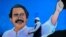 Un hombre pasa frente a un mural con la figura del presidente Daniel Ortega en Managua, Nicaragua. 