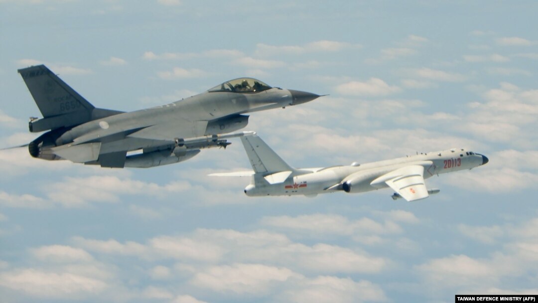 Chiến đấu cơ F-16 (trái) và máy bay ném bom H-6KF H-6K của quân đội Trung Quốc.