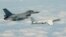 Chiến đấu cơ F-16 (trái) và máy bay ném bom H-6KF H-6K của quân đội Trung Quốc.