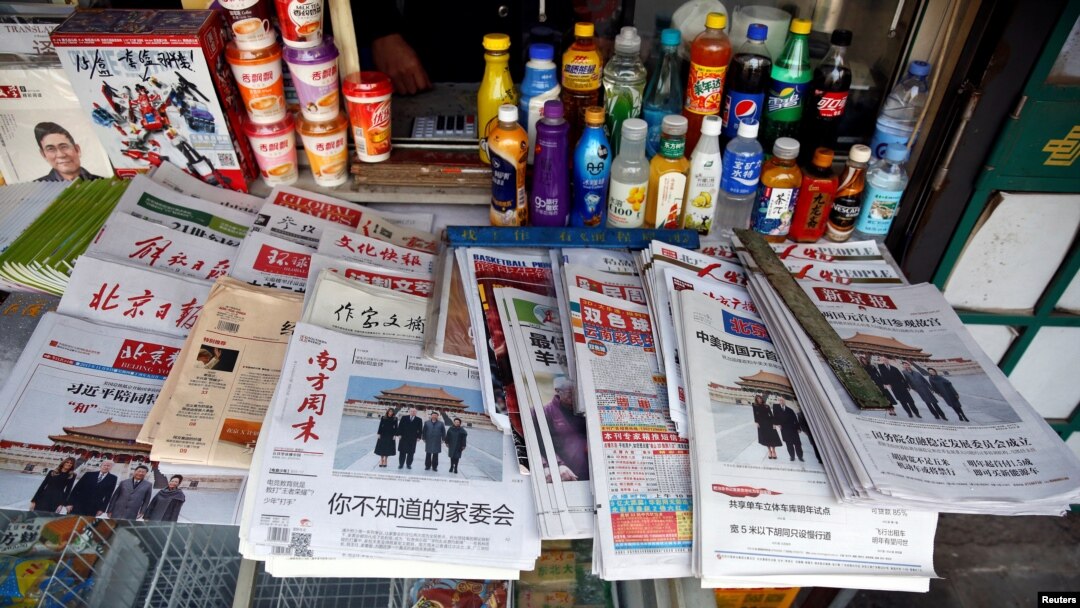 Beberapa koran China di sebuah kios di Beijing, China, 9 November 2017. (Foto: Reuters)