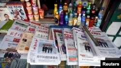 Beberapa koran China di sebuah kios di Beijing, China, 9 November 2017. (Foto: Reuters)