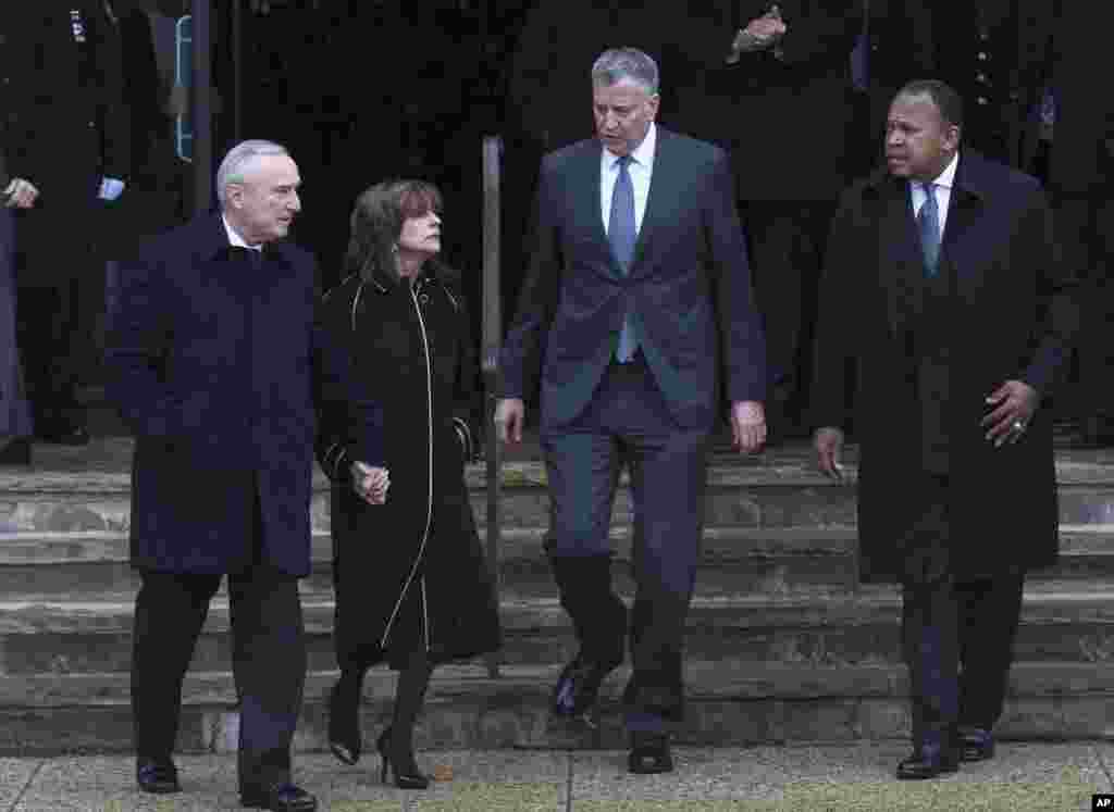 نیو یارک کے میئر ڈی بلاسیو نے بھی مقتول پولیس افسر ونجیان لیو کی آخری رسومات میں شرکت کی۔