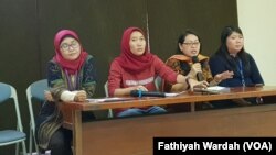 Jaringan Kerja Prolegnas Pro Perempuan dalam jumpa pers di Jakarta, Rabu (29/5) menyesalkan sikap pemerintah yang tidak melibatkan masyarakat sipil dalam penyusunan Rancangan Undang-undang (RUU) Penghapusan Kekerasan Seksual (foto: VOA/Fathiyah Wardah)