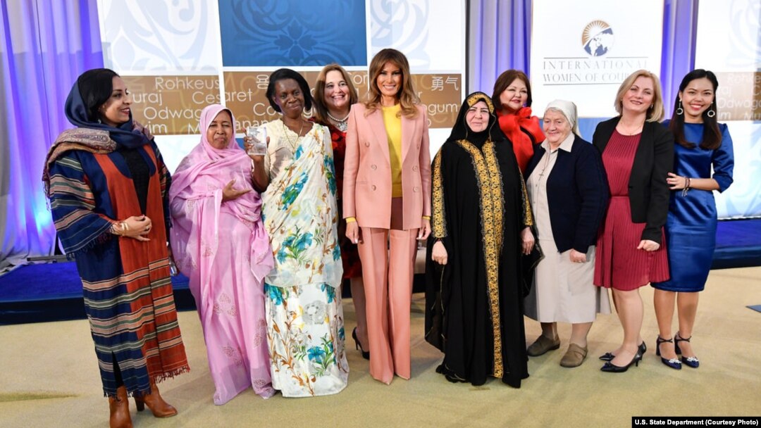 9 dari 10 orang perempuan yang menerima Hadiah Keberanian Wanita Internasional dari Departemen Luar Negeri AS tahun ini, berpose bersama ibu negara Melania Trump (tengah) di Washington DC. 