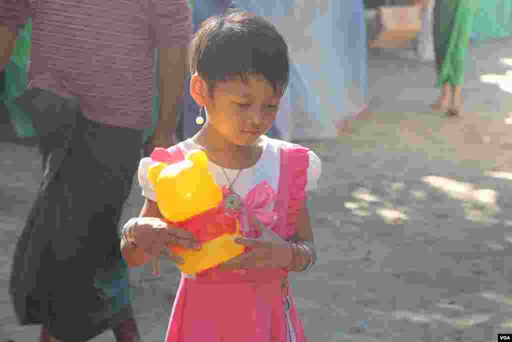 ဝါးတောင်စစ်ရှောင်စခန်းရှိ ကလေးငယ်များ