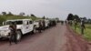Des soldats marocains de la force de l'ONU MONUSCO patrouillent la route dans la zone de Kibumba dans le parc national des Virunga, à 25 km de Goma, le 22 février 2021.