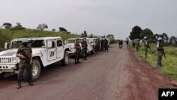 Des soldats marocains de la force de l'ONU MONUSCO patrouillent la route dans la zone de Kibumba dans le parc national des Virunga, à 25 km de Goma, le 22 février 2021.