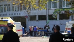 17일 우크라이나 크림반도 동부 항구도시 케르치의 한 대학에서 폭탄 공격이 있은 후 구조대원들이 부상한 학생들을 실어나르고 있다. 