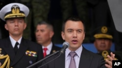 El presidente de Ecuador, Daniel Noboa, habla durante una ceremonia de entrega de equipos a la policía, en la Escuela de policía Gral. Alberto Enríquez Gallo en Quito, Ecuador, 22 de enero de 2024.