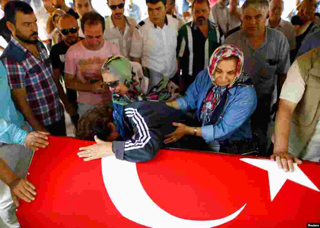 Iyalan wata mai suna Gulsen Bahadir, wadda ta mutu a harin bam na filin jirgin saman Istanbul Ataturk a jikin makarar dake dauke da gawarta lokacin da aka yi jana&#39;izarta yau Laraba, 29 Yuni 2016 a Istanbul.