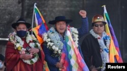 El presidente boliviano Luis Arce, centro, acompañado por el expresidente Evo Morales, izquierda, y el vicepresidente David Choquehuanca encabezan a los manifestantes en una marcha a favor del gobierno en La Paz, Bolivia, el jueves 25 de agosto de 2022. Foto AP.