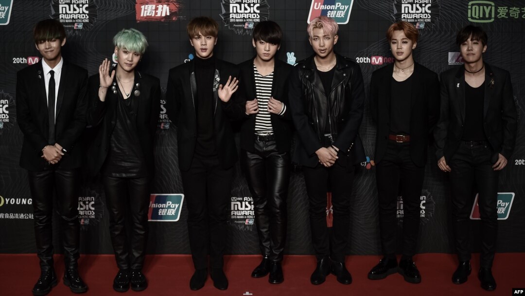 Boyband K-Pop BTS berpose di karpet merah dalam acara Mnet Music Awards di Hong Kong pada 2 Desember 2015.