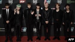 Boyband K-Pop BTS berpose di karpet merah dalam acara Mnet Music Awards di Hong Kong pada 2 Desember 2015.