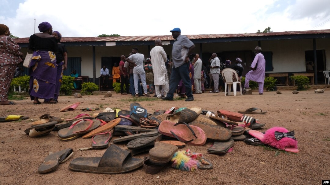 Barang-barang milik siswa Bethel Baptist High School berserakan di lingkungan sekolah saat orang tua siswa yang diculik mengharapkan kepulangan mereka, di Wilayah Pemerintah Daerah Chikun di negara bagian Kaduna, barat laut Nigeria, 14 Juli 2021. (Foto: AFP)