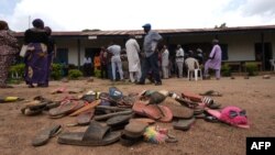 Barang-barang milik siswa Bethel Baptist High School berserakan di lingkungan sekolah saat orang tua siswa yang diculik mengharapkan kepulangan mereka, di Wilayah Pemerintah Daerah Chikun di negara bagian Kaduna, barat laut Nigeria, 14 Juli 2021. (Foto: AFP)