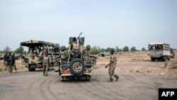 Des soldats de la 7ème division de l’armée nigériane sur un carrefour à Damboa, dans l’Etat de Borno, au nord-est du Nigeria, le 25 mars 2016.