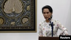 Pemimpin de facto Myanmar Aung San Suu Kyi dalam konferensi pers di Naypyitaw, Myanmar, 22 Mei 2016 (Foto: dok). 