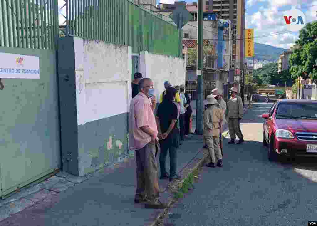 Las votaciones arrancaron pasadas las 6 de la ma&#241;ana con peque&#241;as filas en algunos centros de votaci&#243;n de la capital. Caracas, diciembre 6 de 2020. Foto: &#193;lvaro Algarra - VOA.