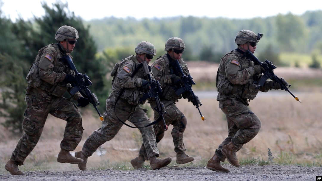 Tentara AS dalam latihan militer di Vilnius, Lituania (7/7). (AP/Mindaugas Kulbis)