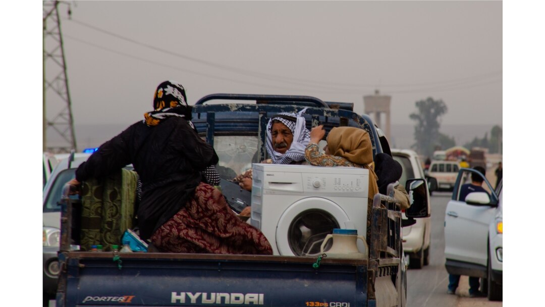 Families flee on the road from Ras al-Ayn the day before Kurdish-led forces pull out of the city, pictured in the outskirts of Ras al-Ayn, Syria, Oct. 19, 2019. (Yan Boechat/VOA)
