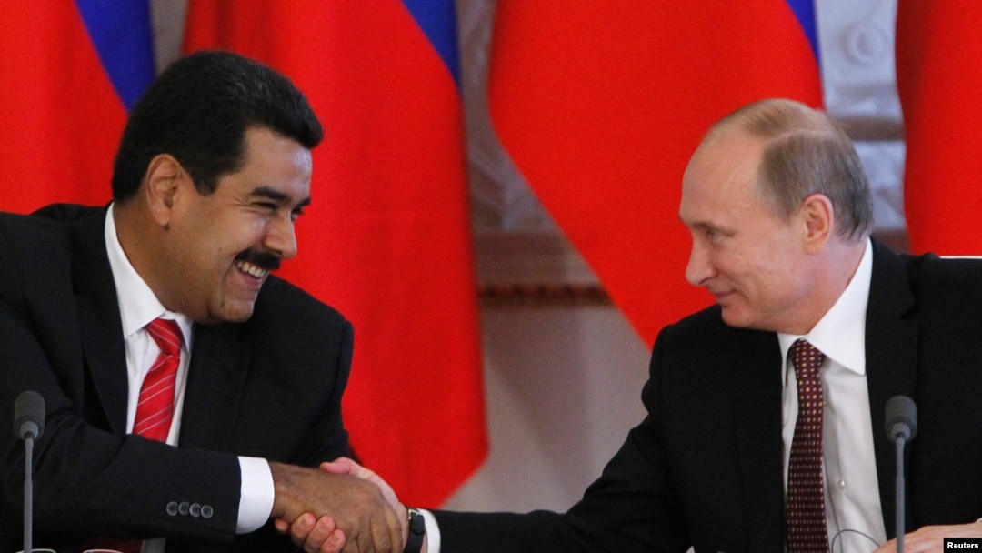 Presiden Rusia Vladimir Putin (kanan) berjabat tangan dengan Presiden Venezuela Nicolas Maduro dalam upacara penandatanganan kerjasama di Kremlin, Moskow (2/7). Presiden Maduro secara lisan mendukung Snowden yang kini menjadi buronan pemerintah AS, dalam upayanya mencari perlindungan politik.