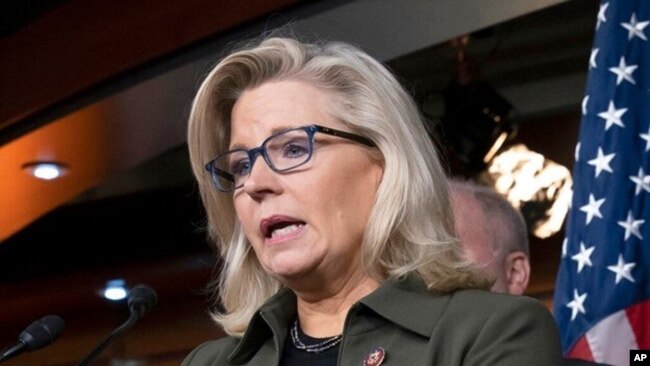 La representante Liz Cheney, R-Wyo., habla con los periodistas en el Capitolio en Washington, 17 de diciembre de 2019.
