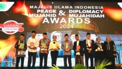 Penyerahan MUI Mujahid dan Mujahidah Awards kepada Dr. HC. M. Jusuf Kalla dan Retno LP Marsudi di Puri Agung, Hotel Sahid Jaya, Jakarta, 3 Oktober 2024. (Courtesy: MUI)