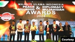 Penyerahan MUI Mujahid dan Mujahidah Awards kepada Dr. HC. M. Jusuf Kalla dan Retno LP Marsudi di Puri Agung, Hotel Sahid Jaya, Jakarta, 3 Oktober 2024. (Courtesy: MUI)