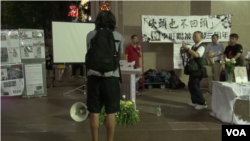 支聯會6月6日晚在銅鑼灣時代廣場外舉行悼念“砍頭也不回頭”李旺陽被自殺三週年追思會。(視頻截圖）