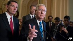 Ketua mayoritas Senat AS, Senator Mitch McConnell berbicara kepada media di Gedung Capitol (foto: dok). 