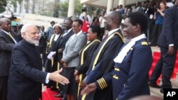 Perdana Menteri India Narendra Modi (kedua dari kiri) didampingi oleh Presiden Uganda Yoweri Museveni (kiri) bertemu dengan anggota Parlemen di Ibu Kota Uganda, Kampala, 25 Juli 2018.
